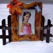 直接在木相框上彩繪圖案的UV設(shè)備_木相框彩繪機(jī)_木相框彩繪繪_木制品彩繪機(jī)_深圳市中科鑫幫科技 - 商國互聯(lián)網(wǎng)